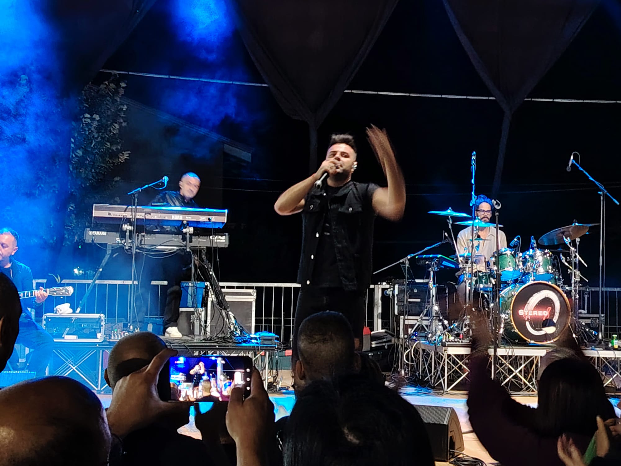 Stereo8 dal vivo: il cantante al centro del palco