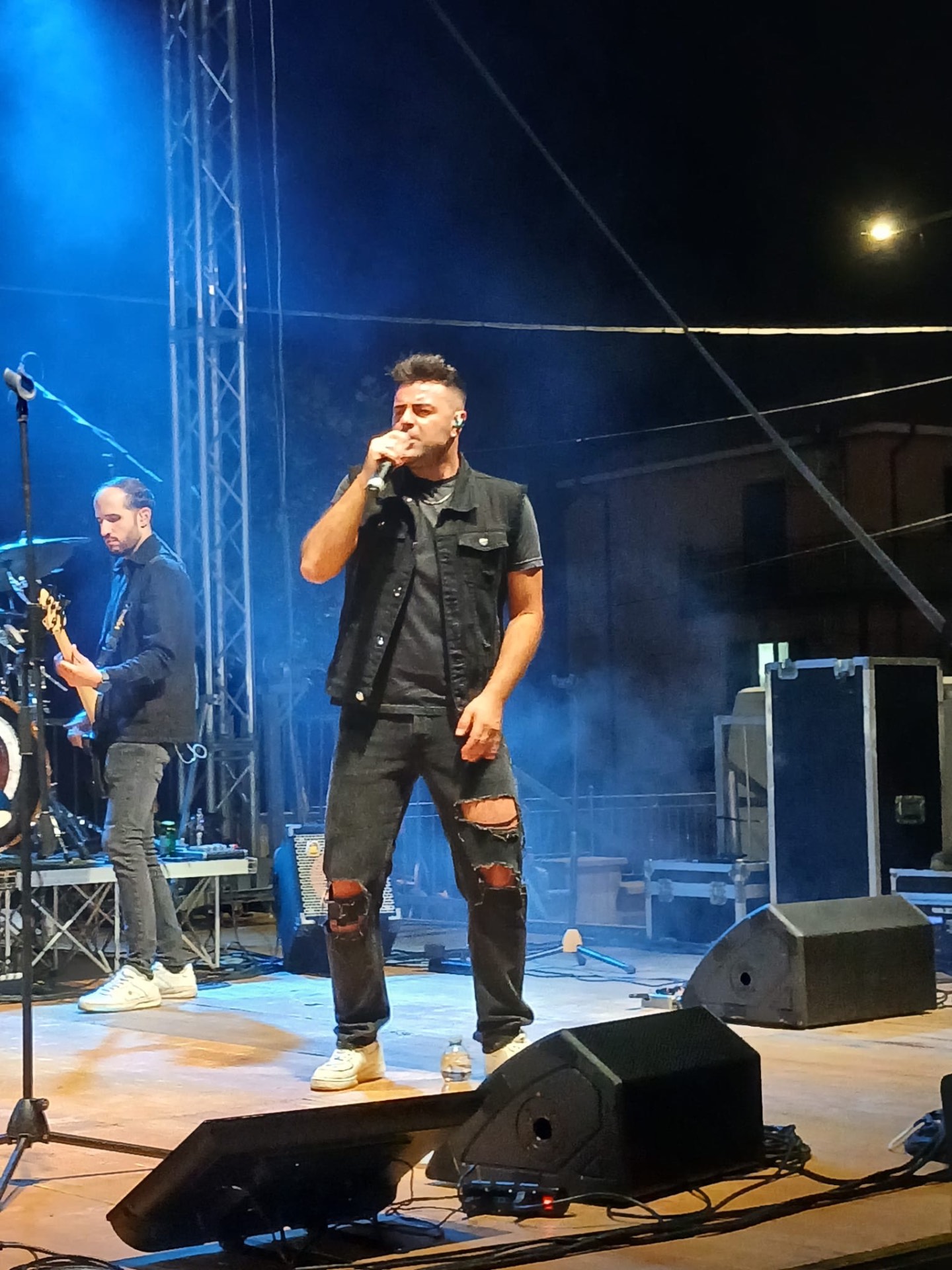 Stereo8 dal vivo: il cantante al microfono con il chitarrista sul palco