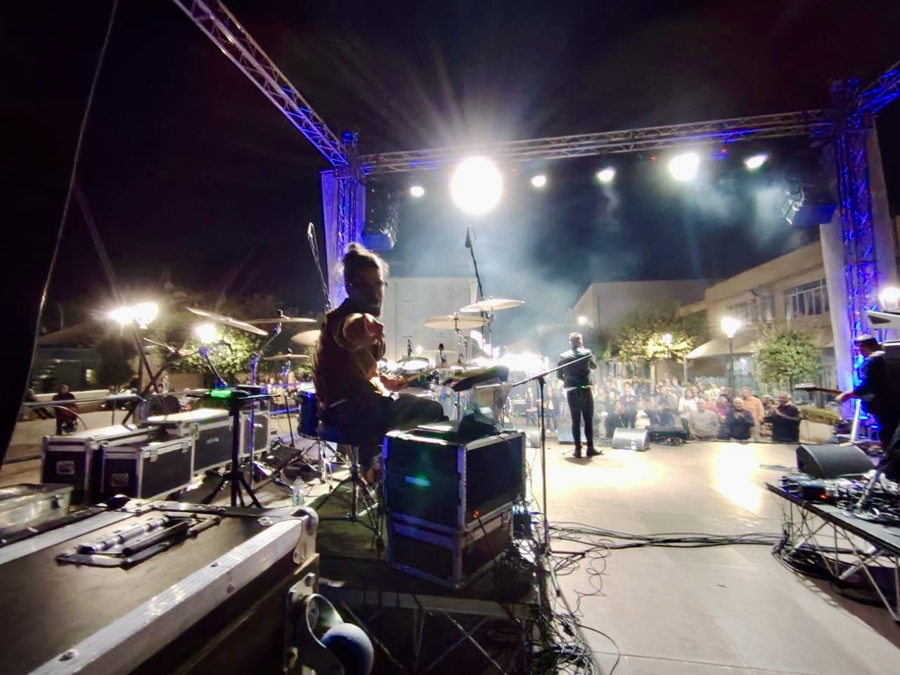Stereo8 dal vivo: la vista dal palco verso la piazza