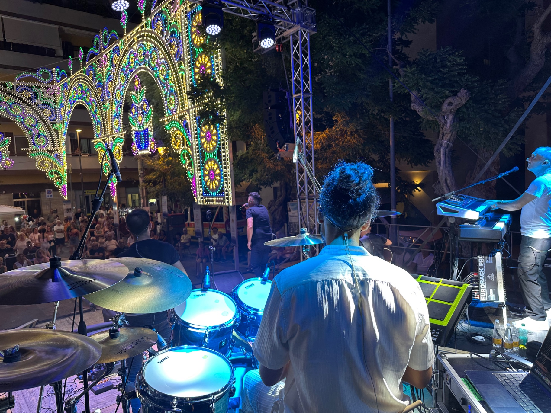 Stereo8 dal vivo: la vista da dietro la batteria con le luminarie colorate