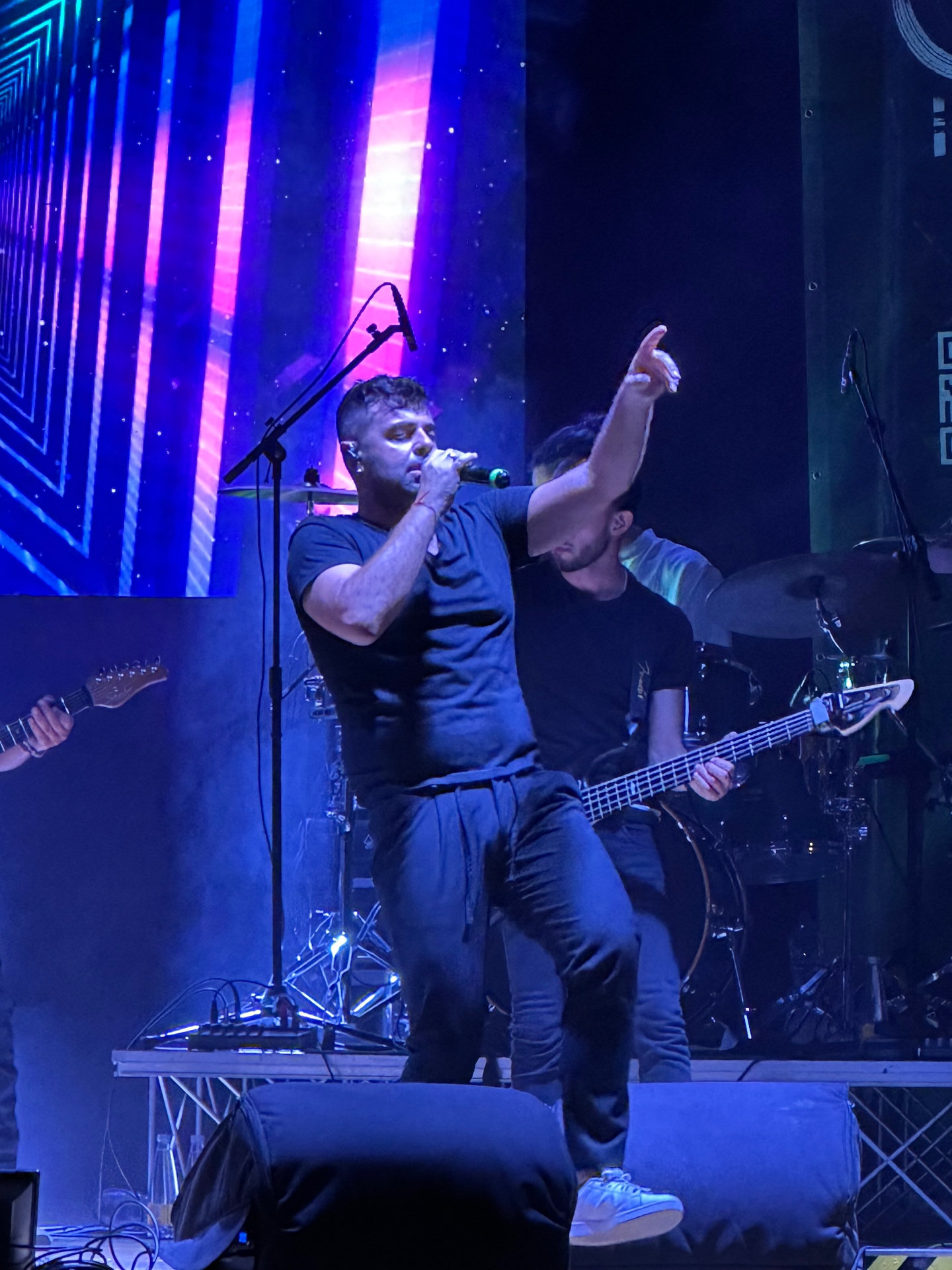 Stereo8 dal vivo: il cantante con il bassista sotto le luci blu e viola