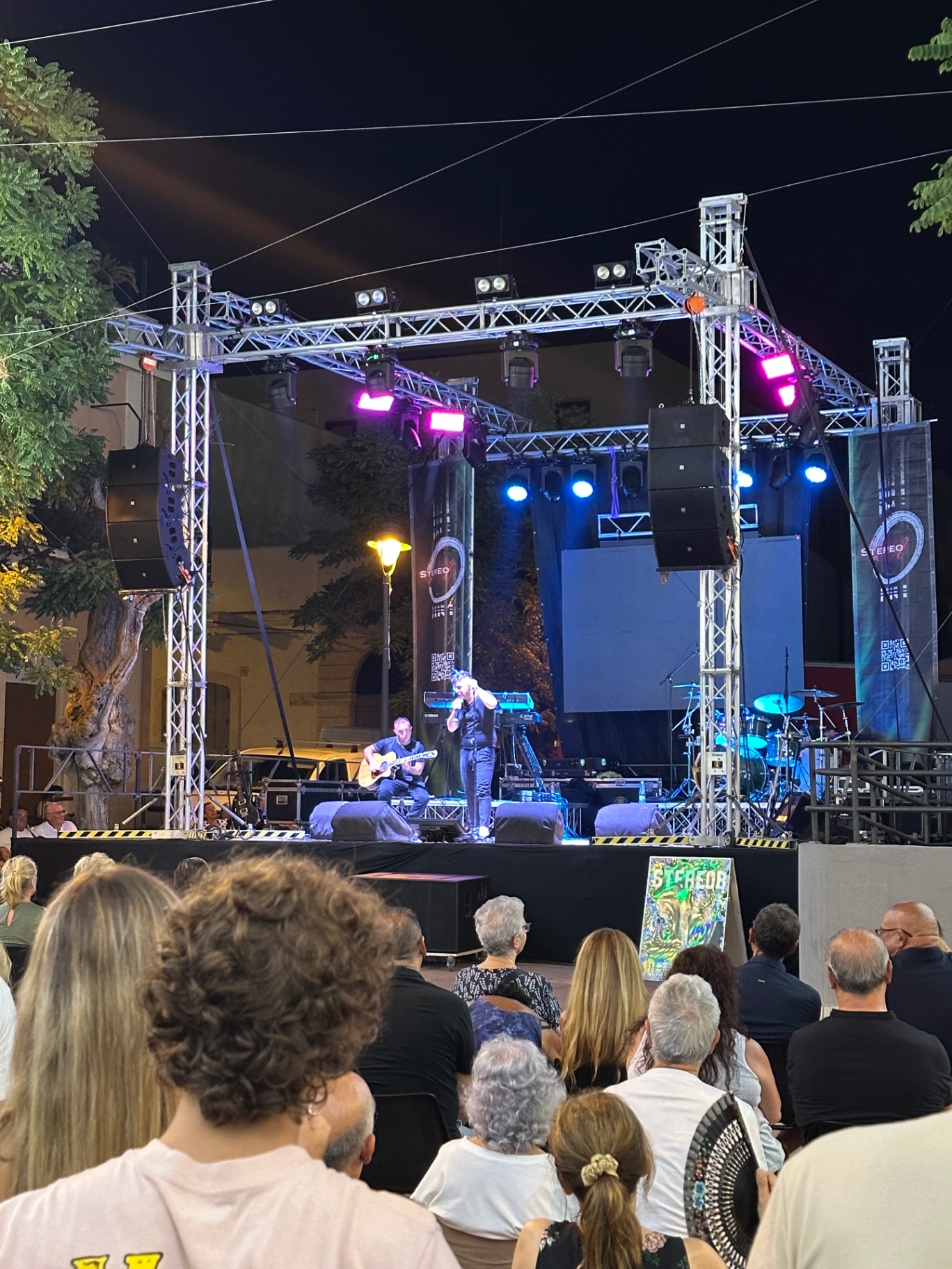 Stereo8 dal vivo: il palco in piazza visto dal pubblico