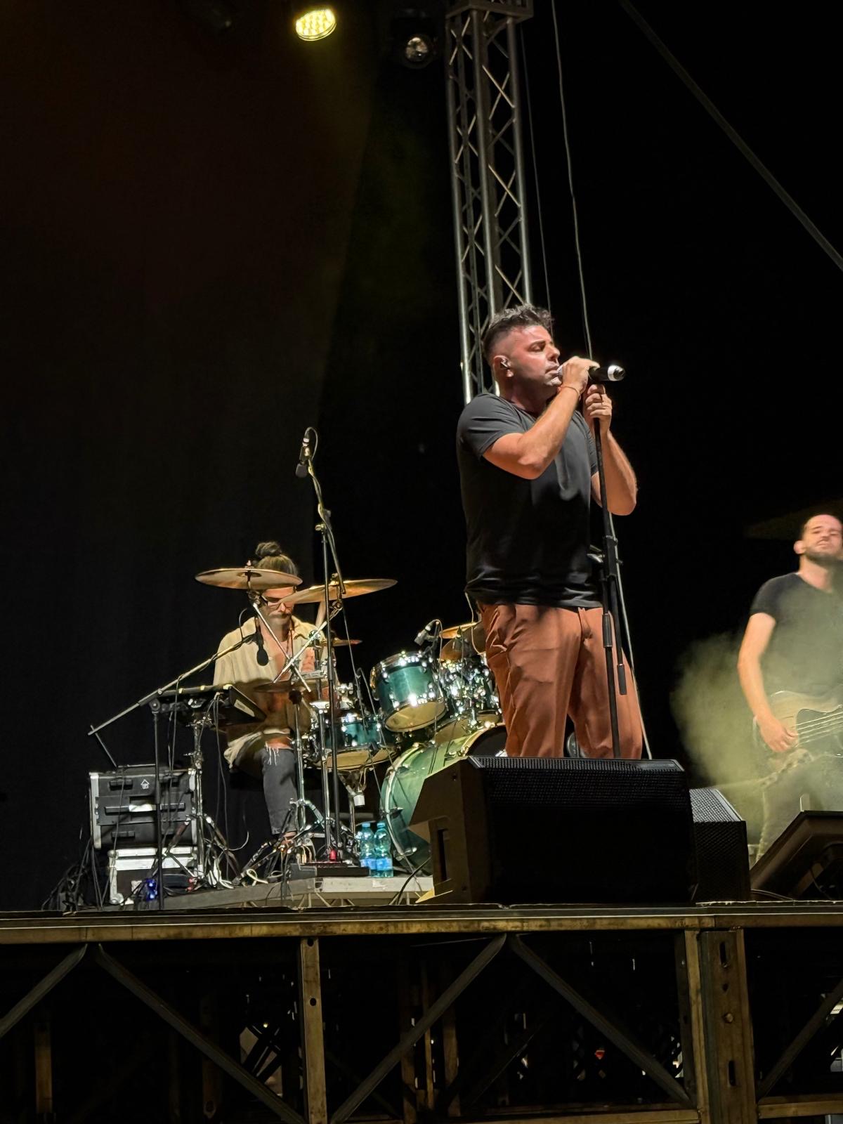 Stereo8 dal vivo: il cantante al microfono con il batterista sul palco