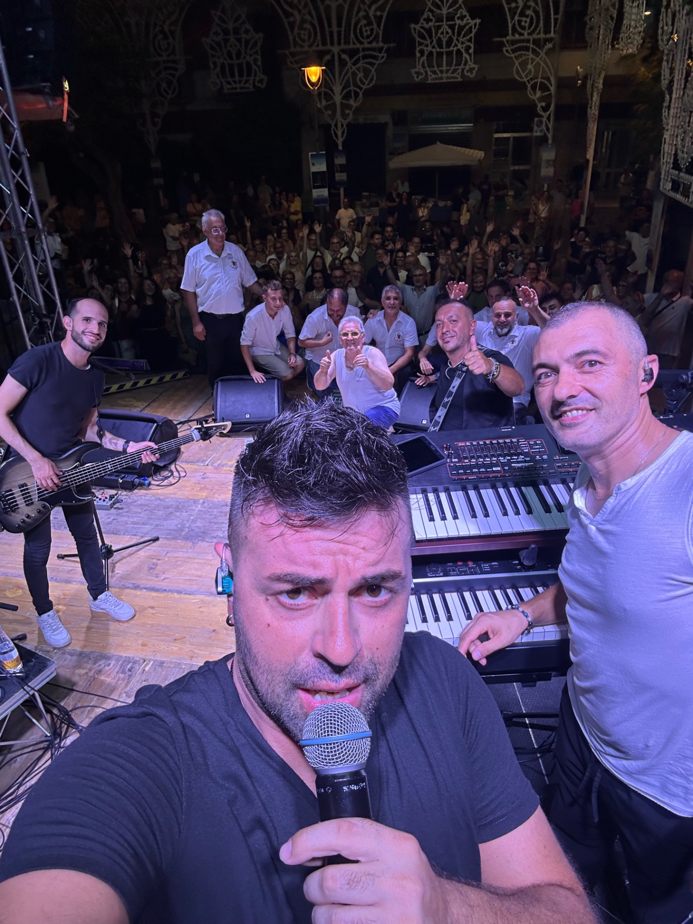 Stereo8 dal vivo: selfie sul palco con il pubblico dietro