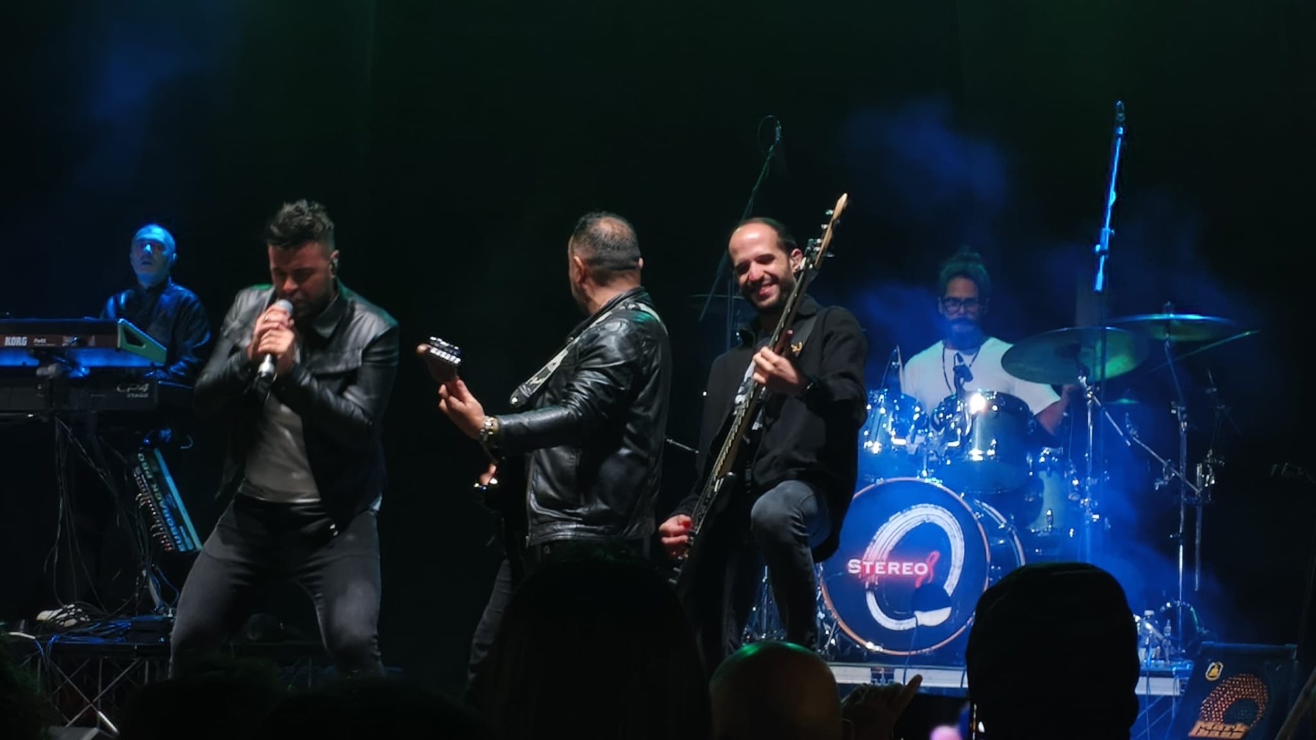 Stereo8 dal vivo: la band sul palco con il logo sul rullante della batteria