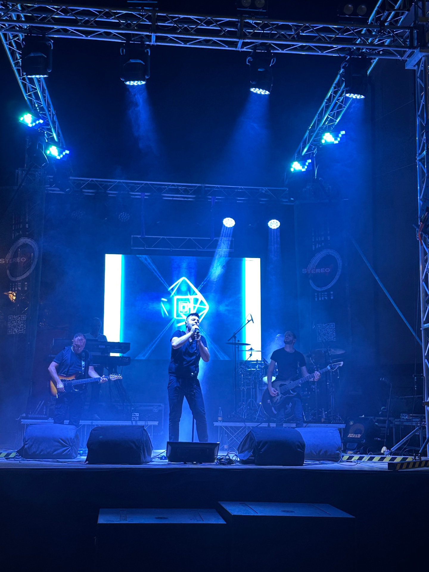 Stereo8 dal vivo: il palco sotto le luci blu con lo schermo LED