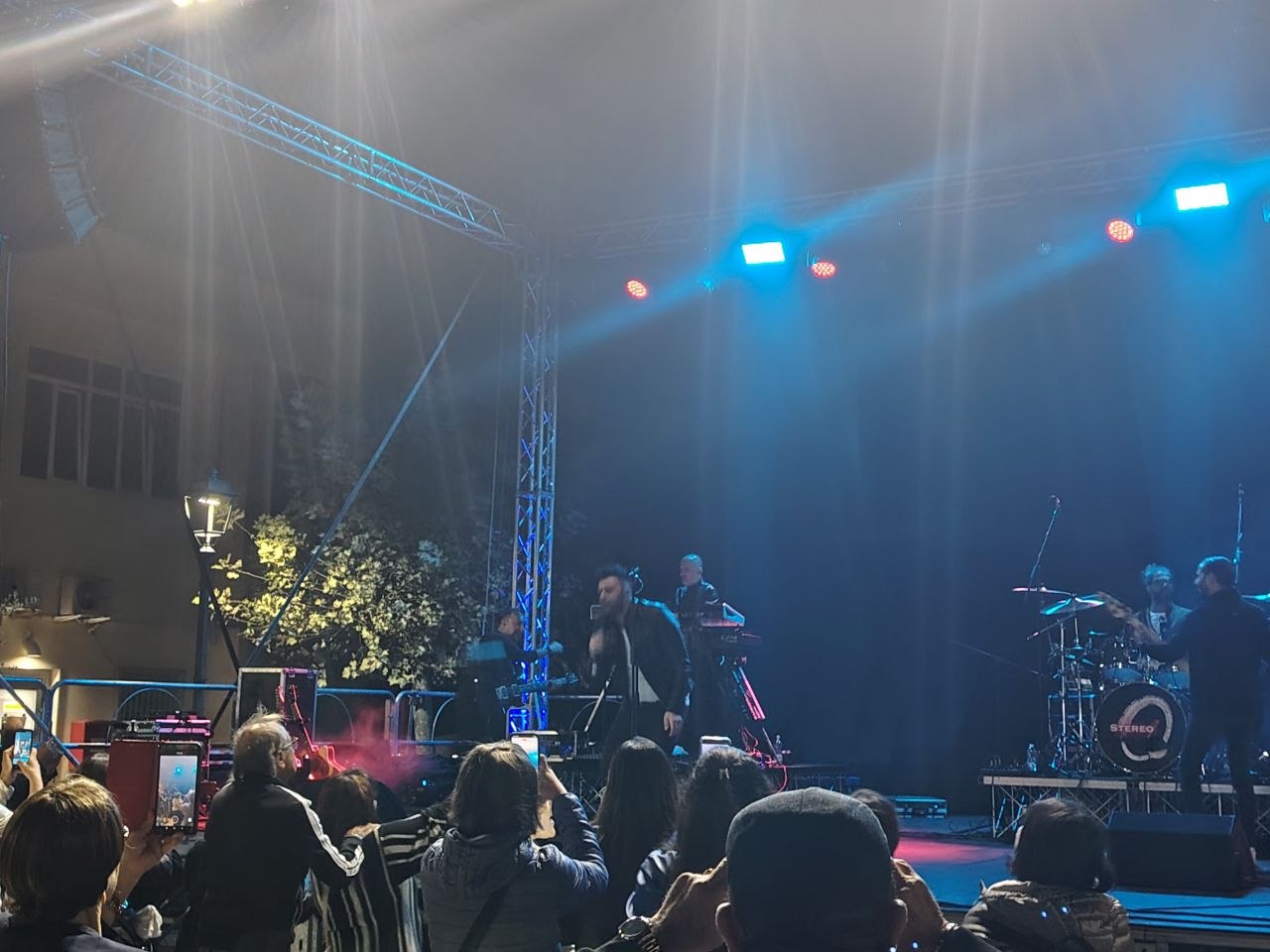 Stereo8 dal vivo: il concerto davanti al pubblico sotto le luci blu